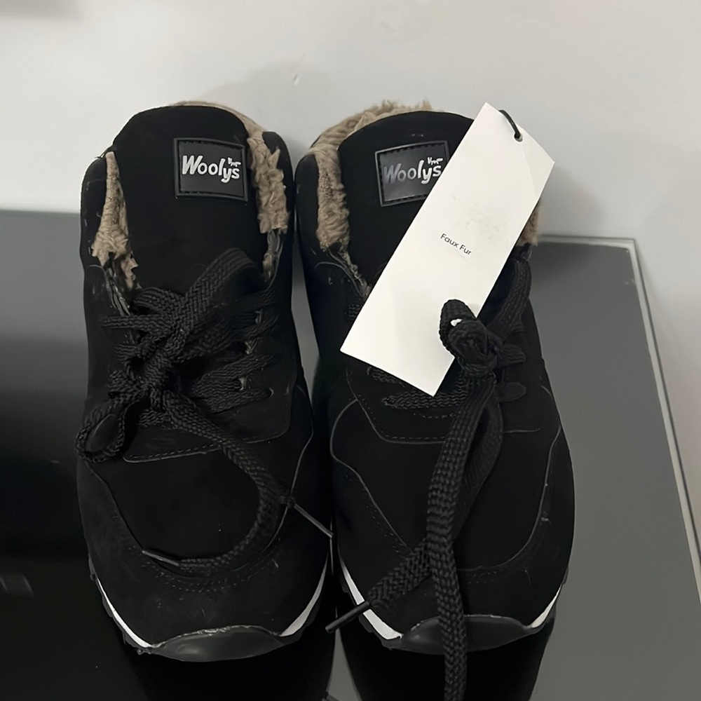 Woolys Woman’s Black Sneakers.
